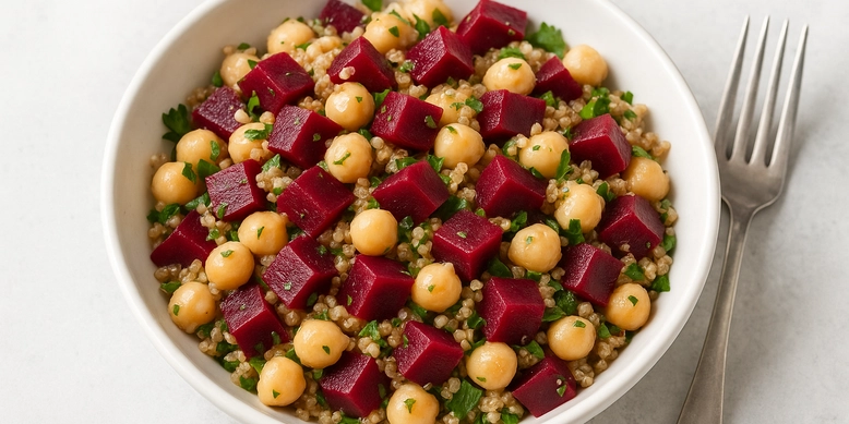 Летен салат с киноа и свежи зеленчуци